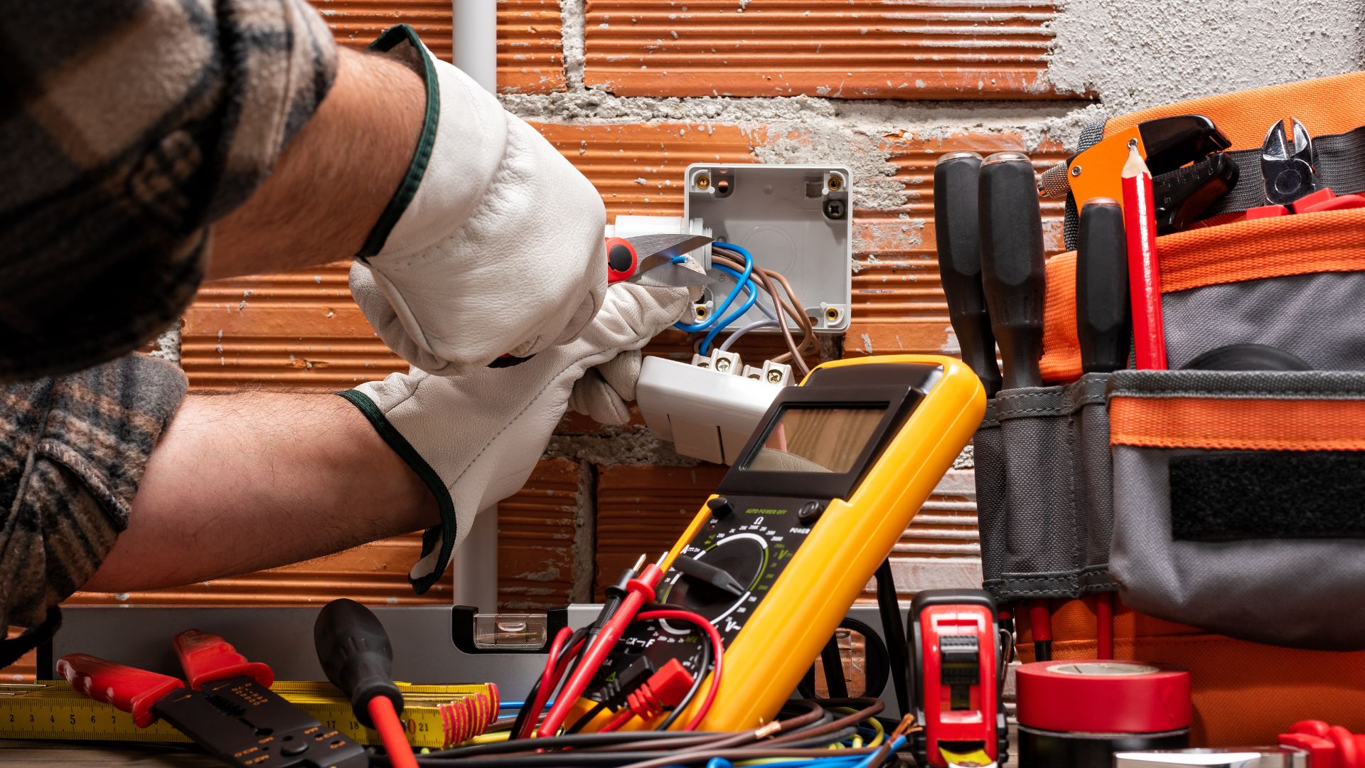 Tecnico Di Tota al lavoro su impianto elettrico civile a Campobasso con strumenti professionali e dispositivi di sicurezza